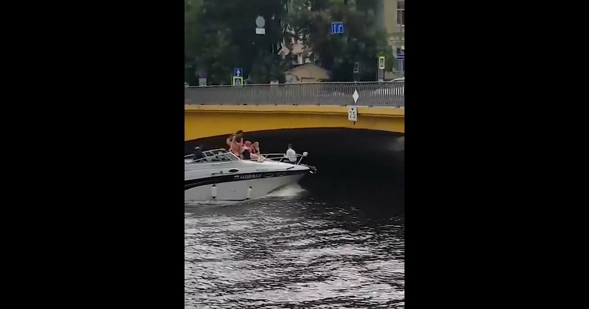 Rosjanka wstaje na imprezowej łodzi i rozbija głowę o niski most w Petersburgu