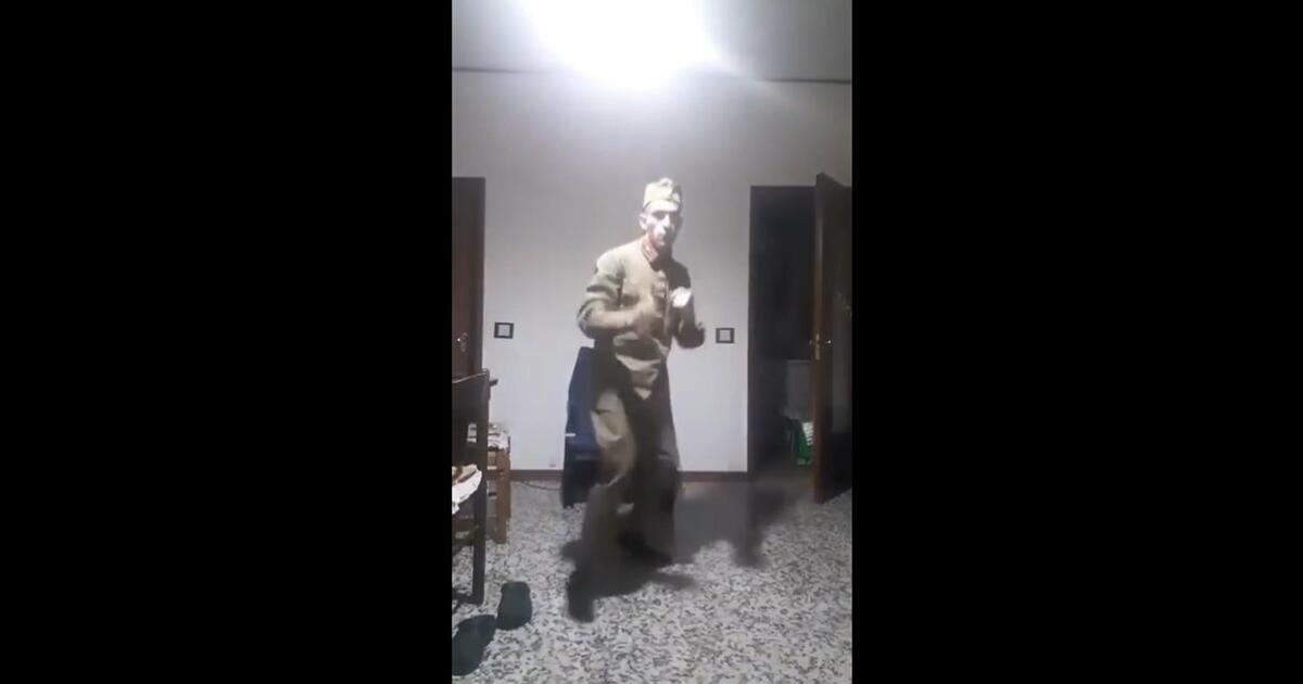 Rosyjski żołnierz pokazuje swoje świetne wyszkolenie