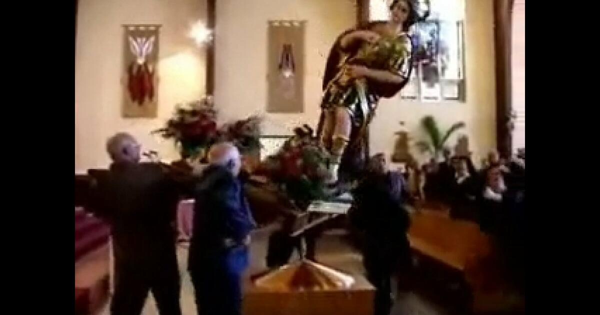 Wpadka w kościele. Mężczyźni upuścili ciężki posąg