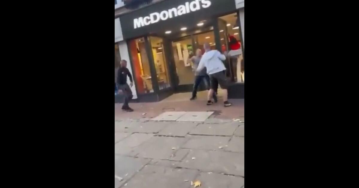 Bójka pod McDonald’s. Staruszek pokazał kto tu rządzi