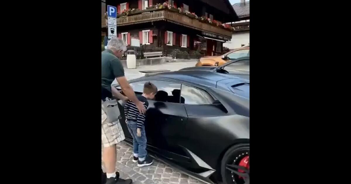Chłopczyk chciał zobaczyć sportowy samochód z bliska. Nie spodziewał się takiej reakcji