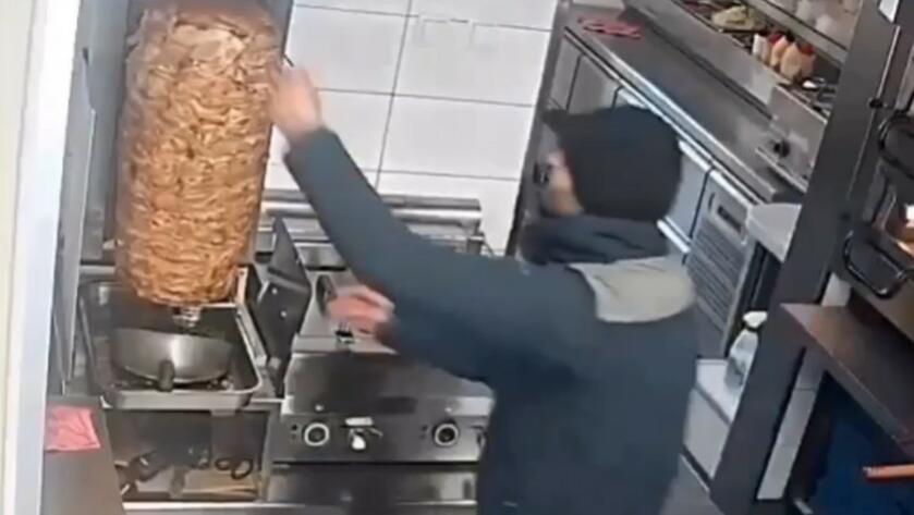 Kiedy w kebabie chcesz ukraść mięso z rusztu i prawie Ci się udaje