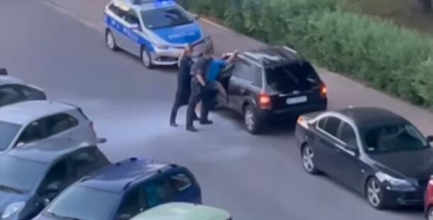 Agresywny mężczyzna, który chciał przejechać 7 latka kontra polska policja