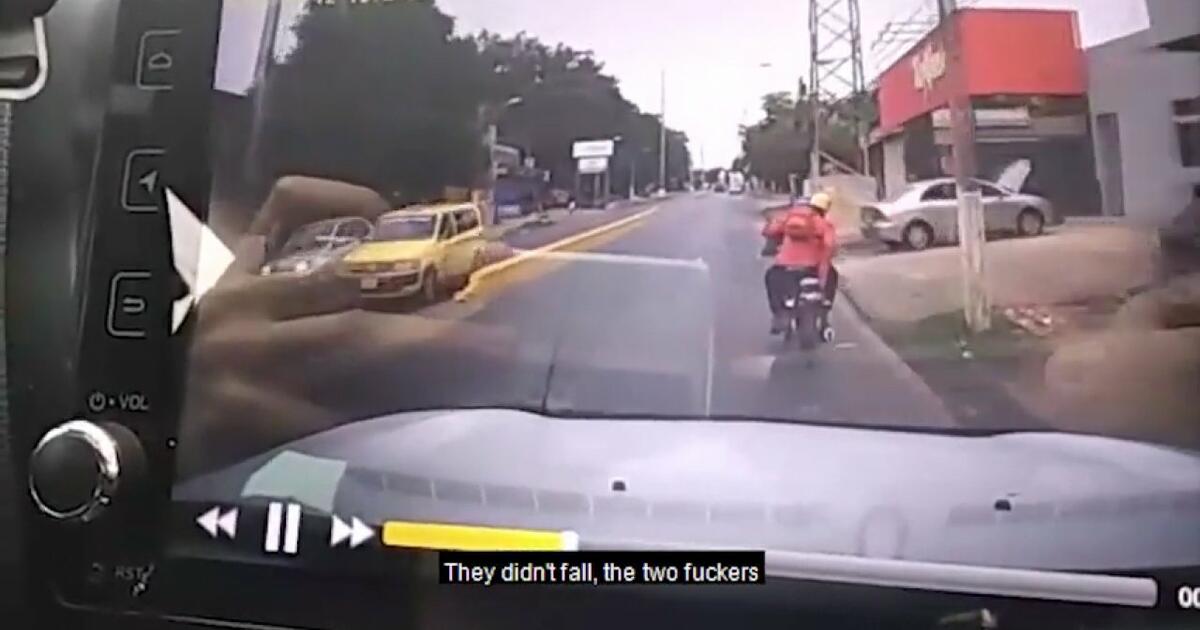 Kierowca widzi facetów na motorze okradających kobietę i postanawia działać