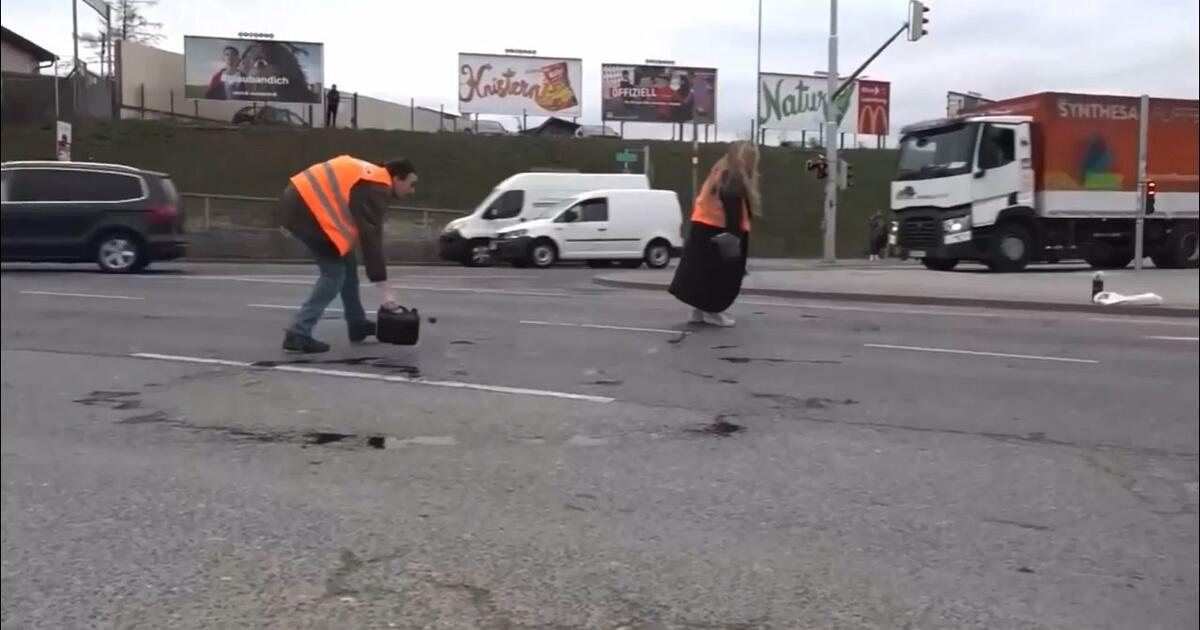 Aktywistka poślizgnęła się na oleju, który sama rozlała na drodze