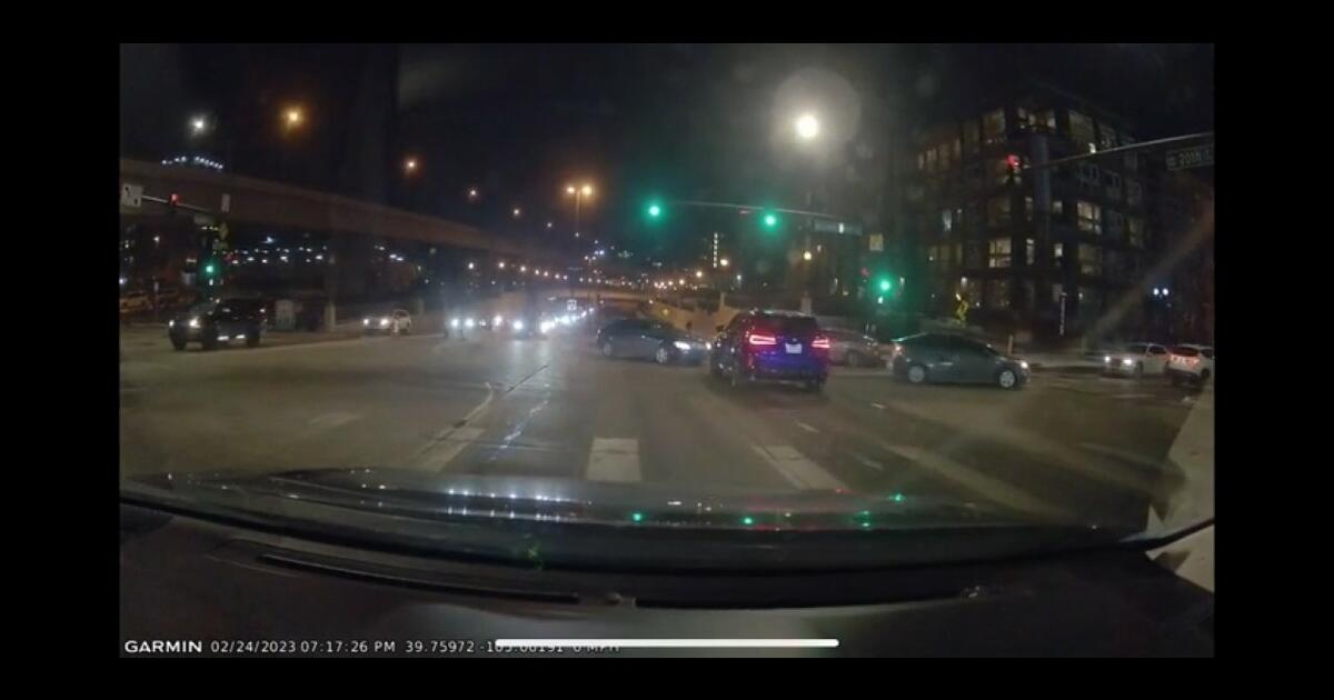 Kierowca SUVa celowo władował się w samochód, który przejechał na czerwonym świetle