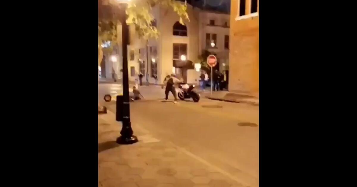 Facet z łatwością nokautuje dwóch kolesi po tym, jak kopnęli jego motocykl.