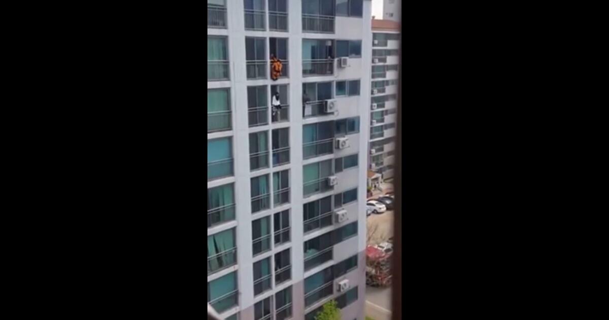 Strażak wjechał z buta w kobietę na balkonie, aby zapobiec jej próbie samobójczej