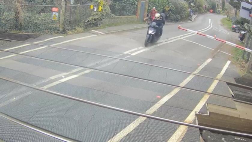 Dwójka na motocyklu kontra pociąg na przejeździe kolejowym