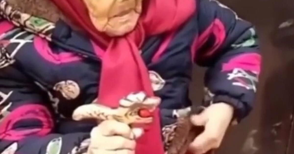 107-letnia matka daje swojej 84-letniej córce cukierki