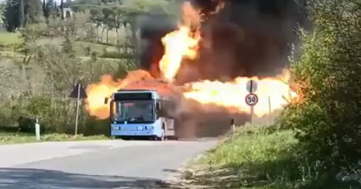 Tak pali się autobus na CNG. Pojazd zamienił się w istny miotacz ognia
