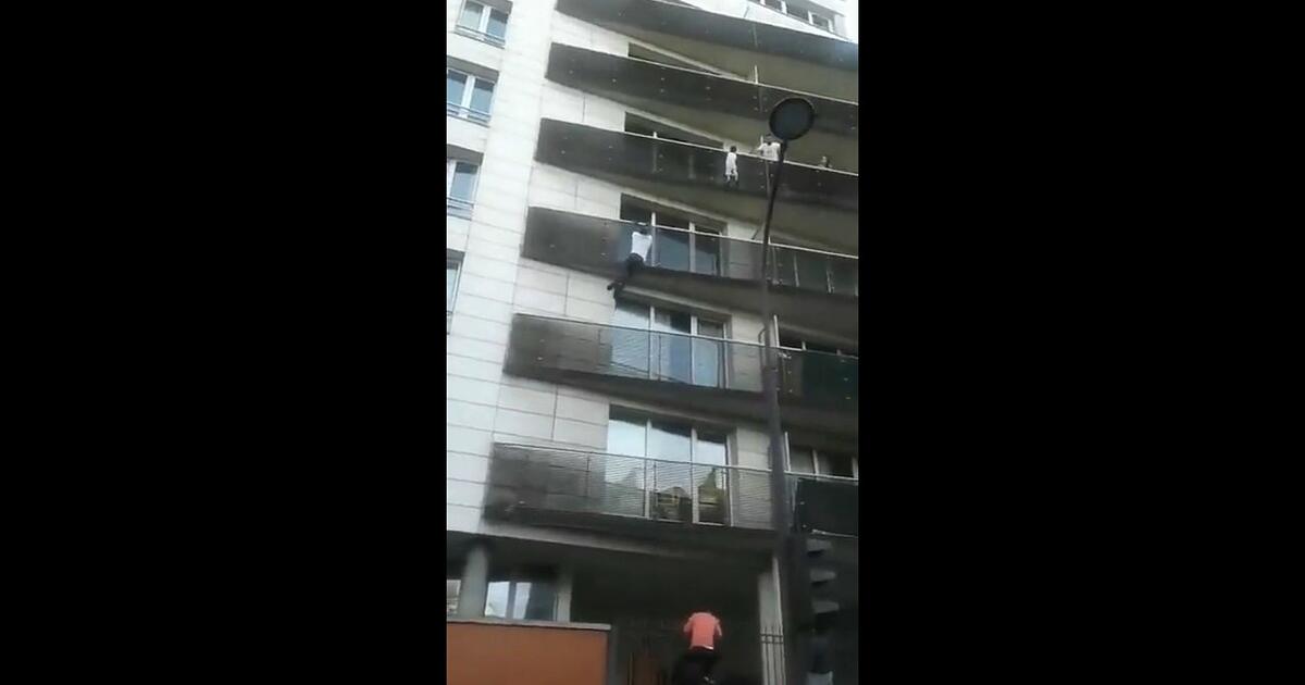 Imigrant bohaterem we Francji. Błyskawicznie uratował dziecko zwisające z balkonu