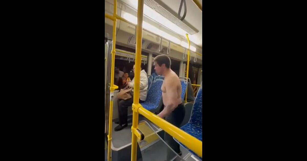 Pijany mężczyzna był agresywny w autobusie. Został z niego wykopany przez dzieciaków