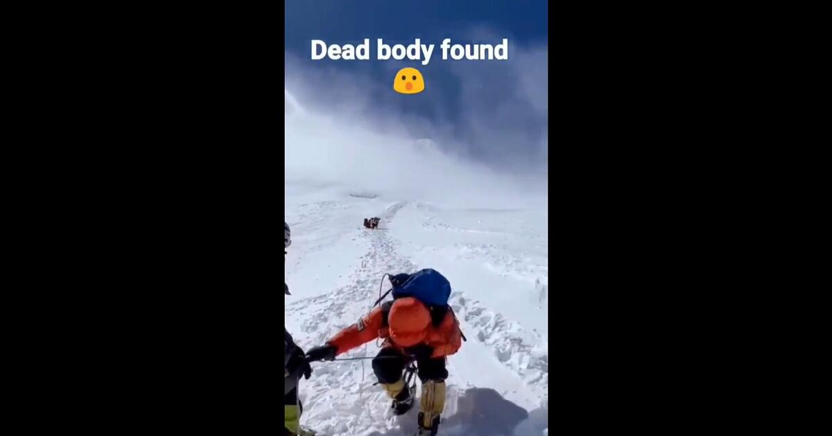 Przesuwające się ciała w drodze na Mount Everest. Himalaiści wpadli w panikę