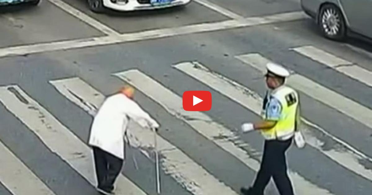 Policjant podszedł do staruszka na przejściu – kierowcy nie wierzyli w to, co widzą!