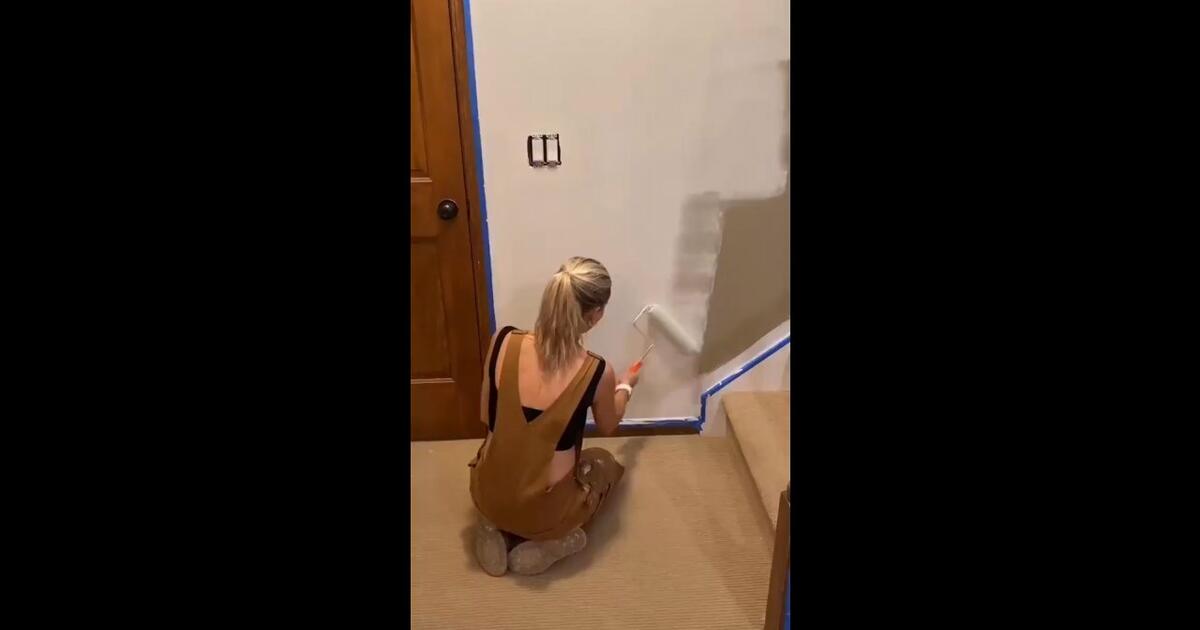Blondynka napotkała problem podczas malowania ściany…