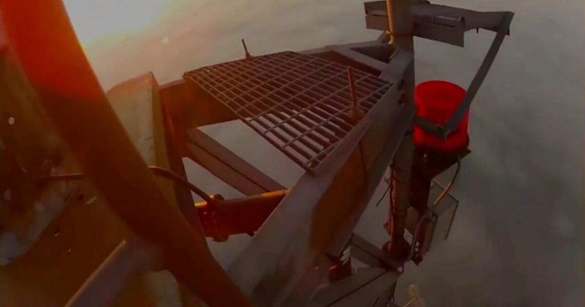 Konserwator wspina się na wieżę radiową o wysokości 610 metrów, aby wymienić żarówkę.