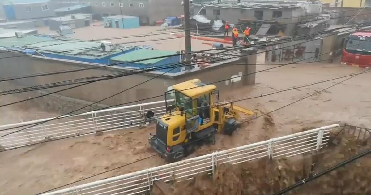 Chińczyk użył buldożera, aby uratować rodzinę przed powodzią