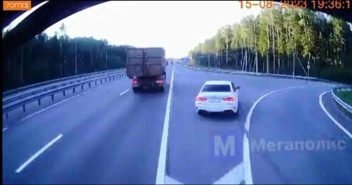 Szeryf w BMW próbował dać lekcję kierowcom ciężarówek