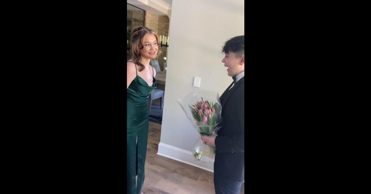 Zaprosił koleżankę na bal. Zobacz jego reakcję, gdy wyszła go przywitać. [VIDEO]