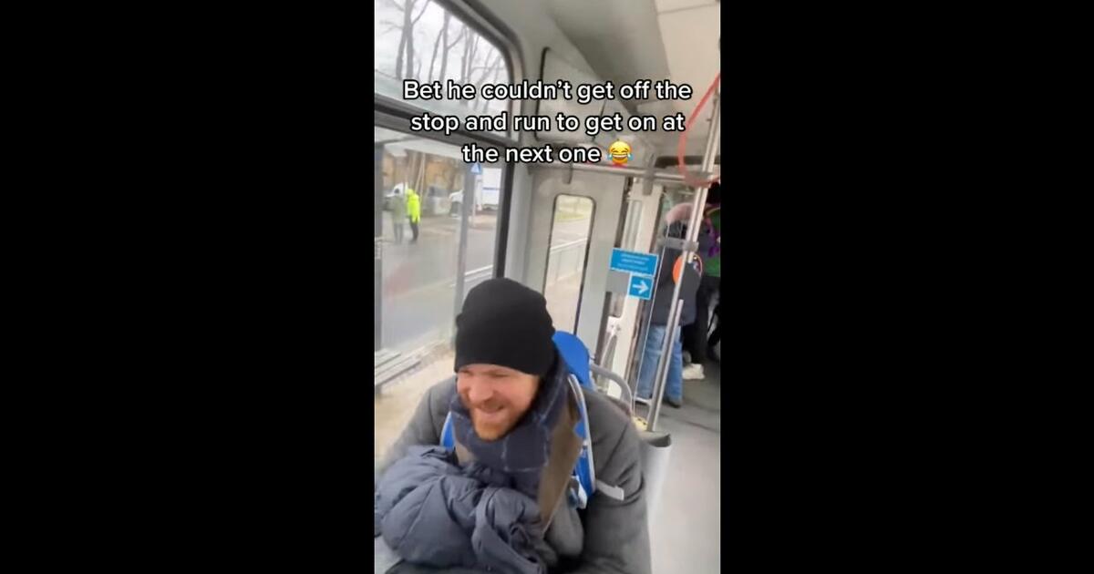 Założył się z kolegą, że zdąży wsiąść do tego samego tramwaju na następnym przystanku
