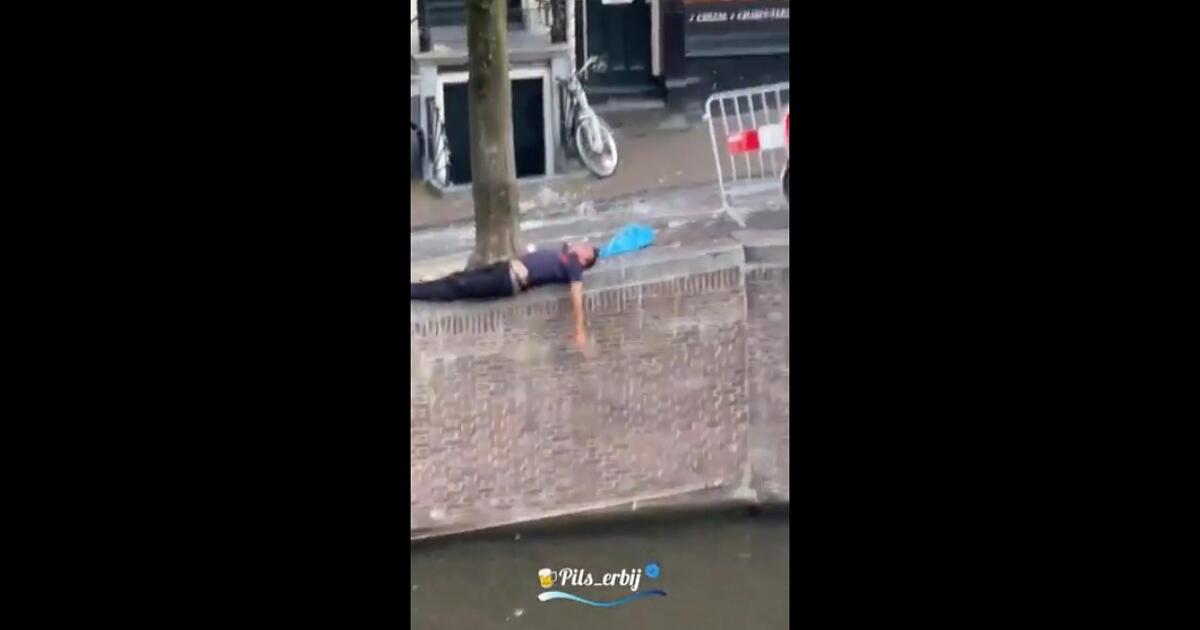 Natychmiastowe otrzeźwienie! Pijany turysta wpadł do kanału w Amsterdamie [WIDEO]