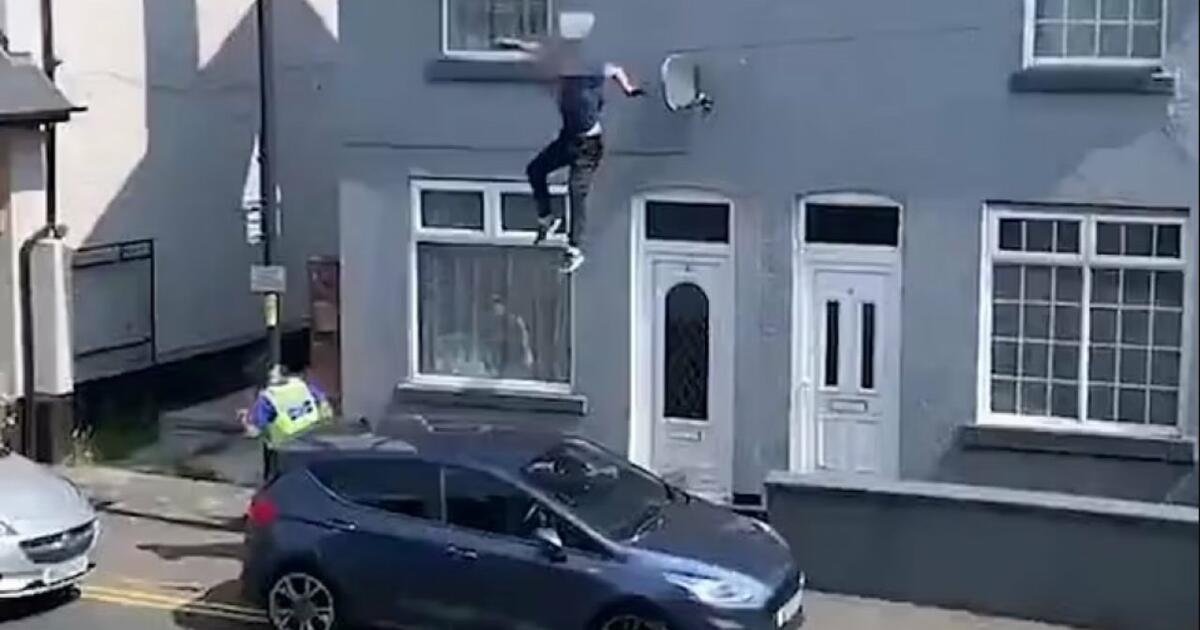 Chciał uciec policjantom skacząc z 10 metrów na jednego z nich! [WIDEO]