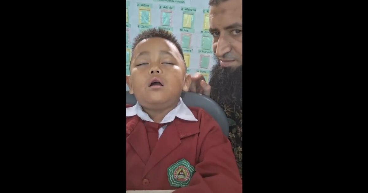 Dzieciak zasnął w trakcie lekcji. Nauczyciel postanowił nagrać jego reakcję na przebudzenie [WIDEO]