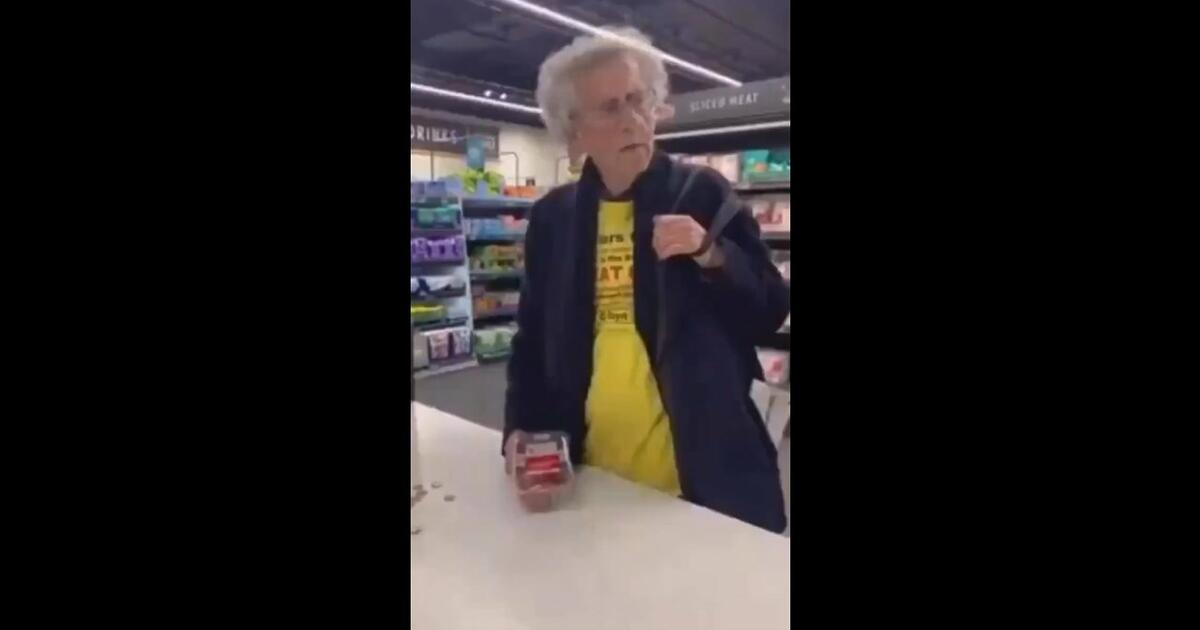 Facet zaprotestował w bezgotówkowym supermarkecie płacąc za paczkę truskawek drobniakami [WIDEO]