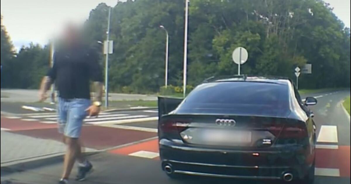 Typ w Audi zablokował drogę i wyskoczył do gościa. Zatrzymał go patrol policji