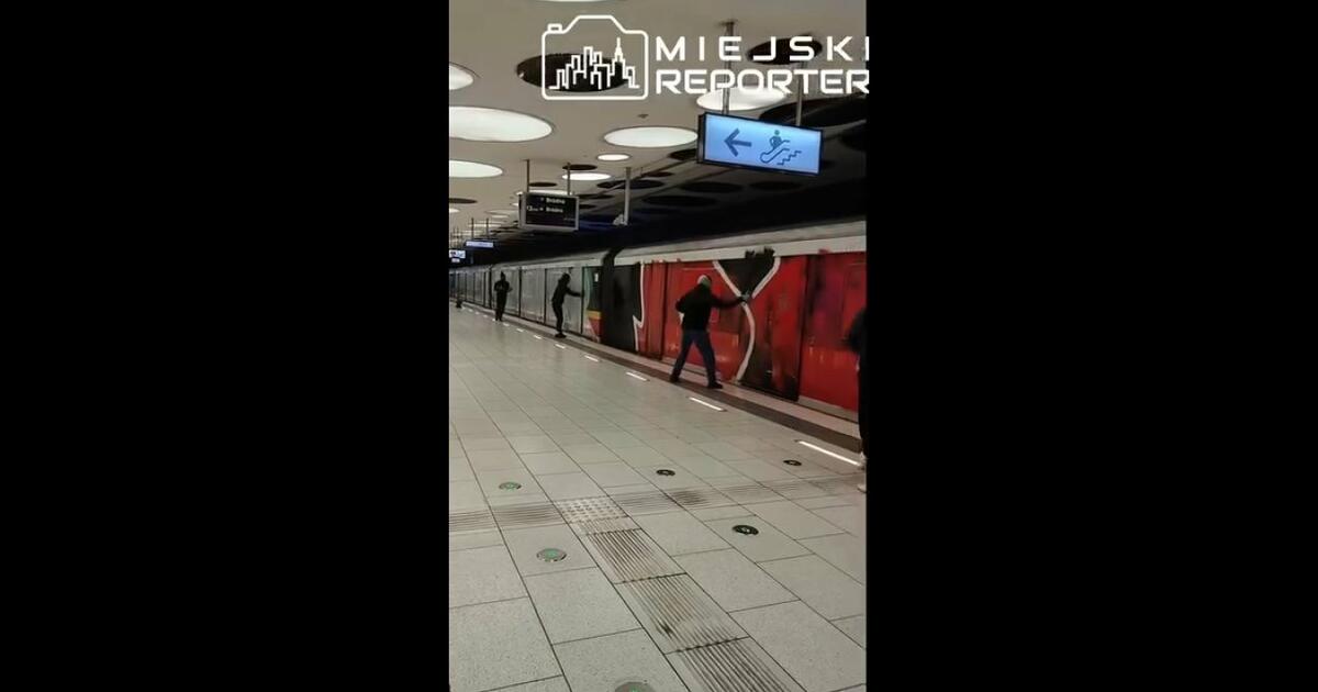 Nocą wandale zniszczyli wagony warszawskiego metra. Jest nagranie