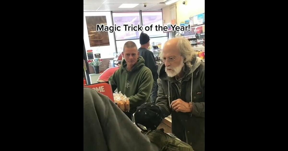 Staruszek zaprezentował w sklepie magiczny trick roku [WIDEO]