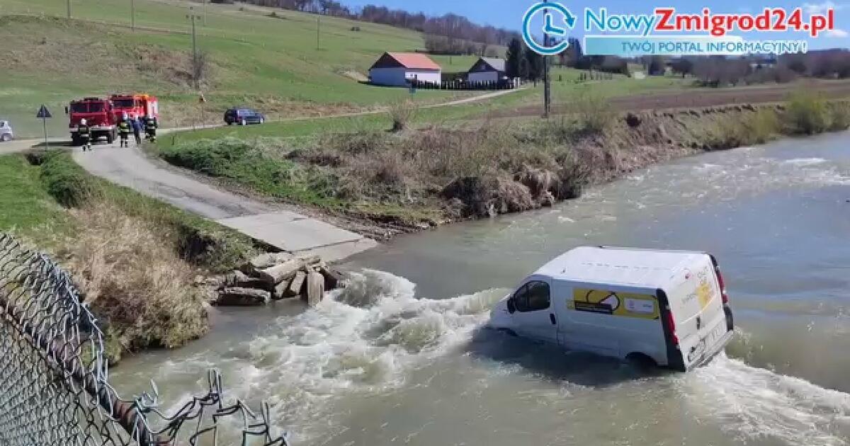 Rzeka porwała samochód firmy kurierskeij! To nie pierwszy raz w tej wsi [WIDEO]