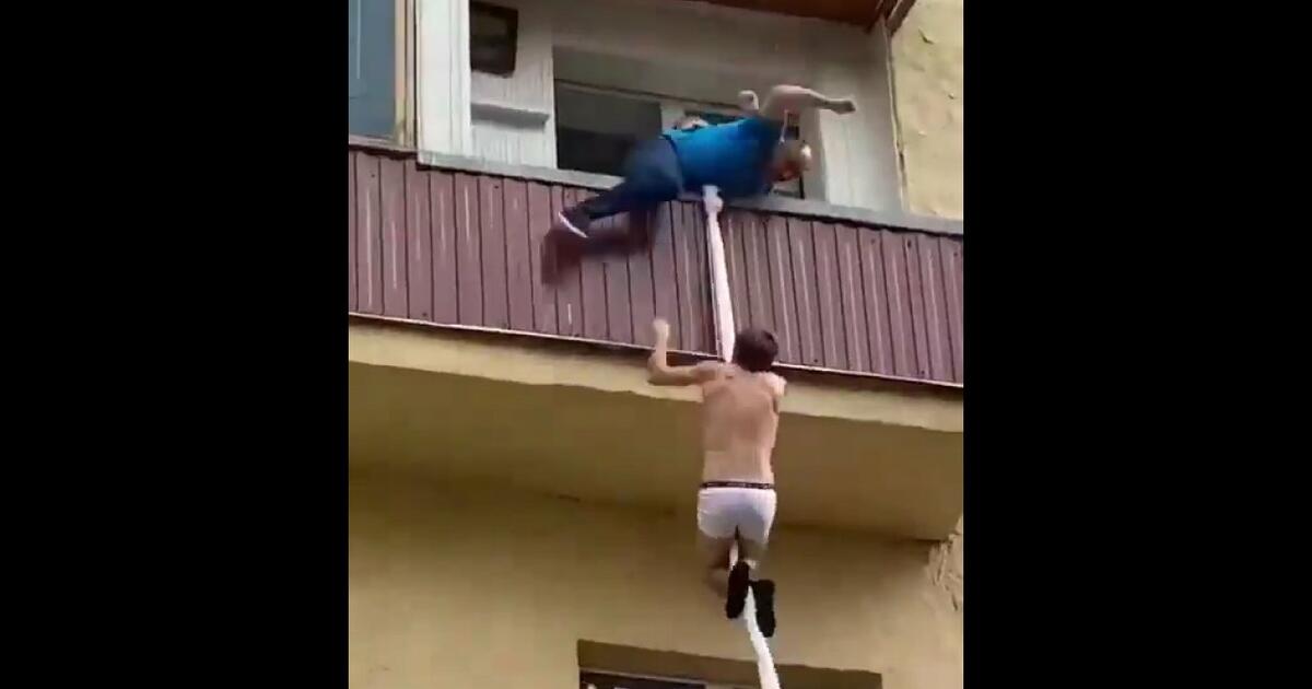 Kochanek nie chciał dostać po głowie, więc desperacko uciekał przez balkon [WIDEO]
