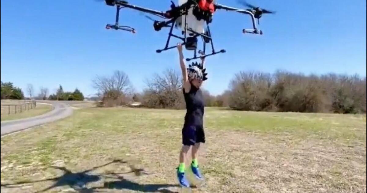 Ojciec testuje drona za pomocą syna. Daleko nie poleciał [WIDEO]