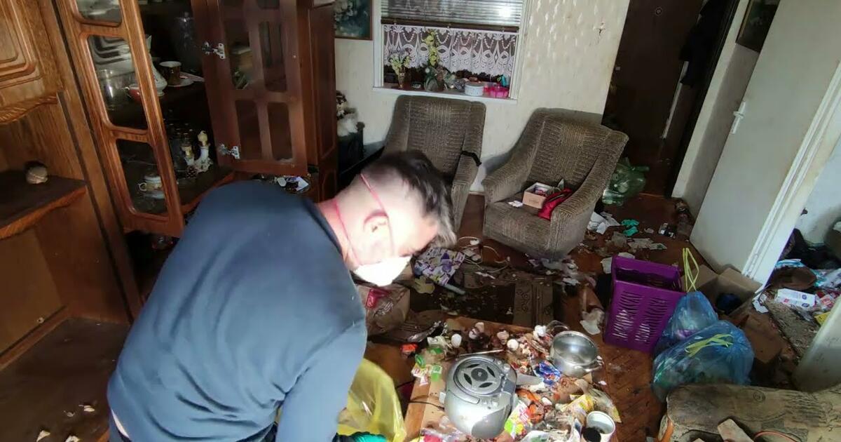 Facet sprząta na błysk mieszkanie alkoholiczki…
