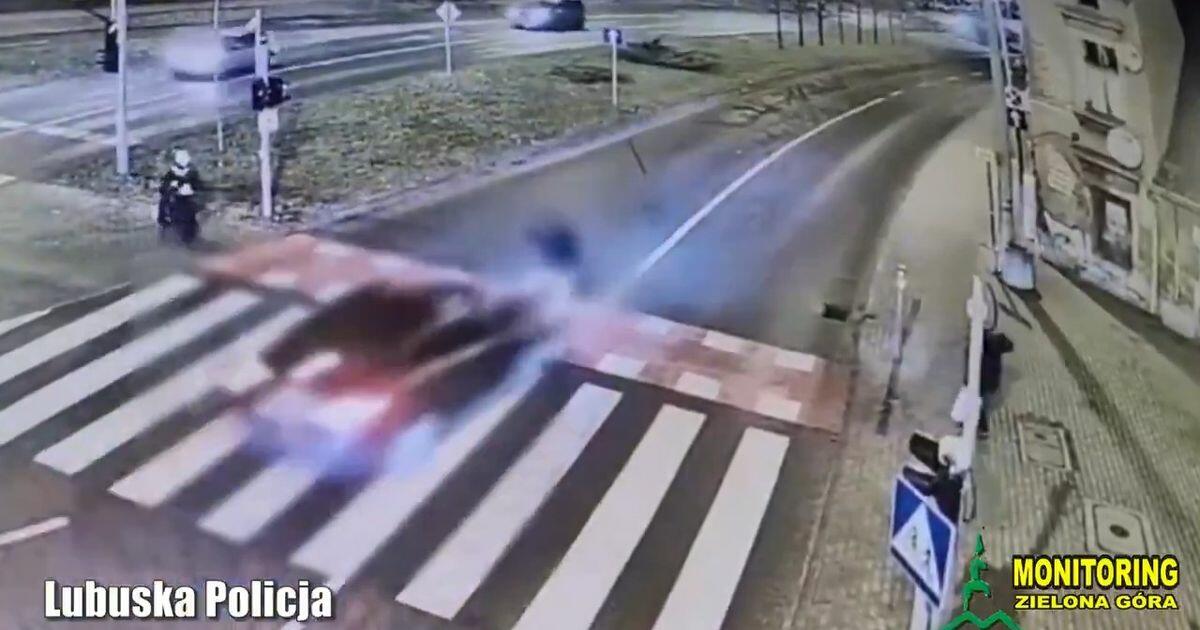 Pijany wszedł na jezdnię na czerwonym. Wyleciał kilka metrów w górę! [WIDEO]