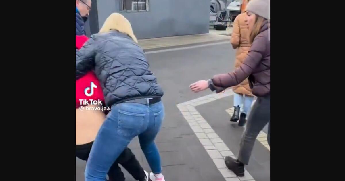 Władza siłą odbiera ojcu dziecko, które krzyczy, płacze i błaga o pomoc