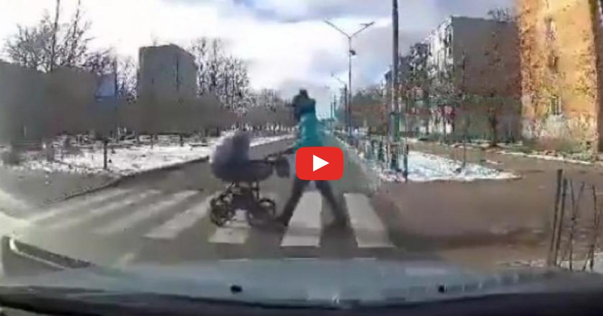 Pijany kierowca potrącił na przejściu wózek z dzieckiem. Nagranie z wideorejestratora