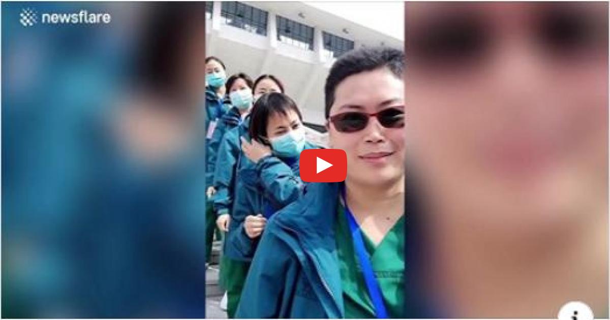Pracownicy szpitala w Wuhan zdejmują maski, świętując zamknięcie 16 szpitali
