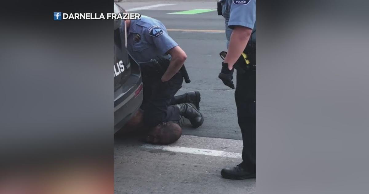 Policjant w USA zabija czarnoskórego przez uduszenie kolanem.