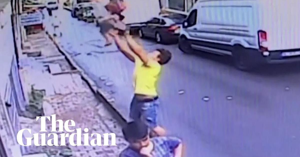 W Turcji nastolatek złapał dwuletnią dziewczynkę, która wypadła z okna