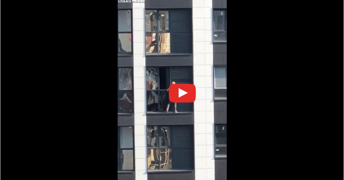 Mycie okien na 17 piętrze bez zabezpieczeń wygląda własnie tak…