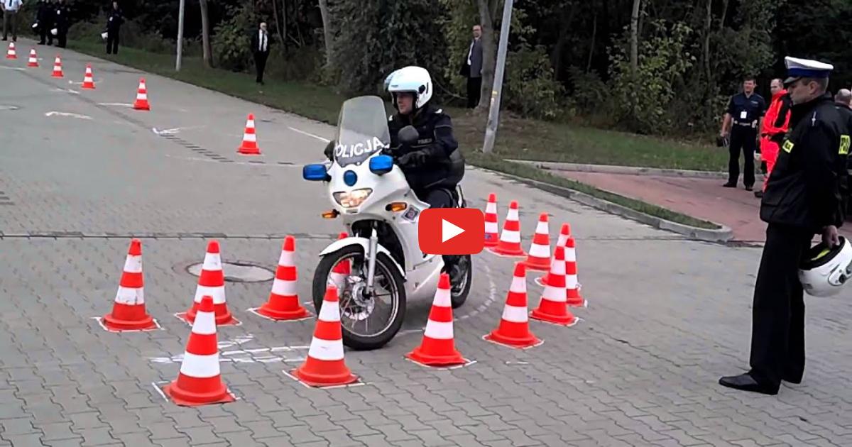Żałosne zademonstrowanie jazdy na motocyklu organizowany przez policje