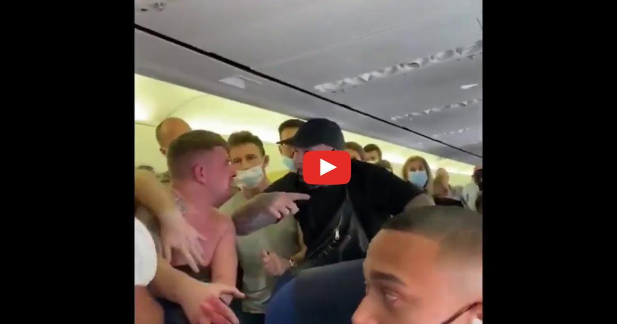 Ludzie na pokładzie samolotu rzucili się na mężczyznę bez maseczki. Przerażająca akcja.