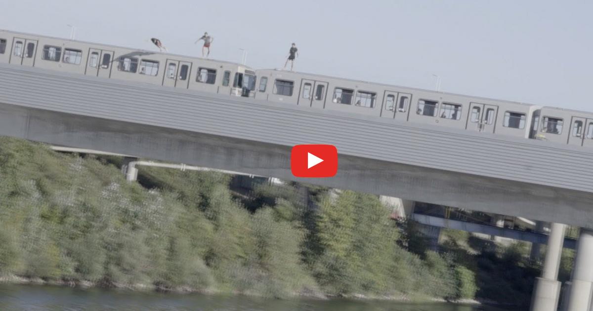 Ryzykowny skok do wody z jadącego pociągu