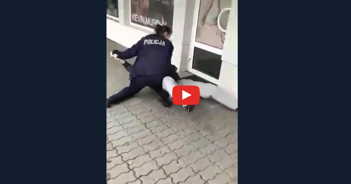 Policjantka napadła na faceta za brak maseczki