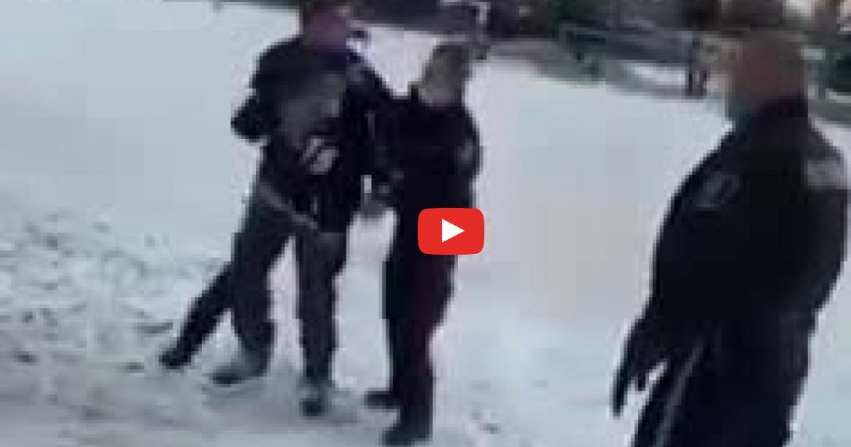 Nielegalne granie w hokeja na lodzie…Policja aresztuje chłopaka.