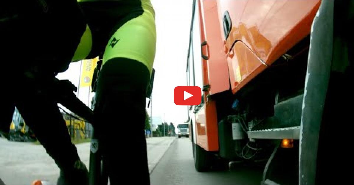Strażak wyjaśnia rowerzyste niewidzącego ścieżki rowerowej