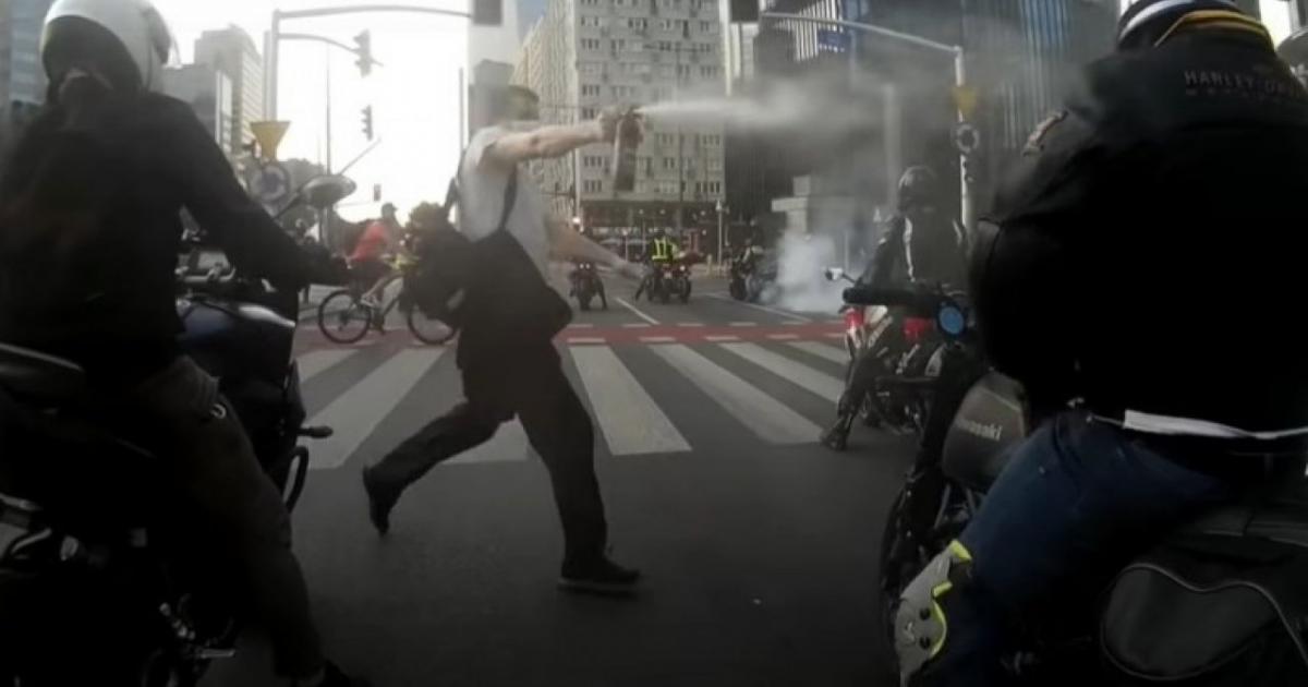 Wściekły pieszy pryska motocyklistom gazem pieprzowym w twarz
